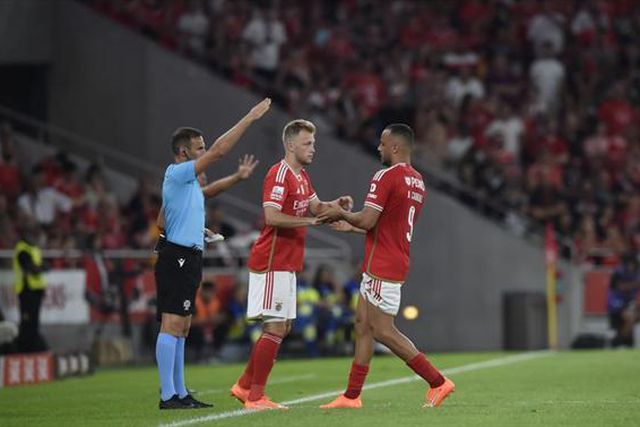 É alto e loiro e fez explodir a Luz ao primeiro toque na bola (veja o golo)