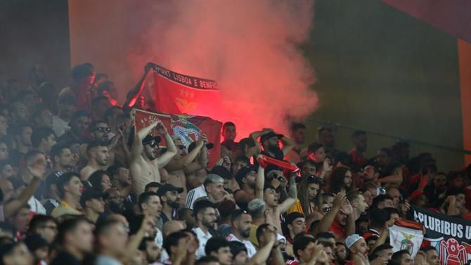 Adeptos do Benfica a arremessar engenhos pirotécnicos (vídeo)
