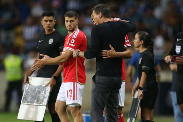 Roger Schmidt faz duas alterações ao intervalo