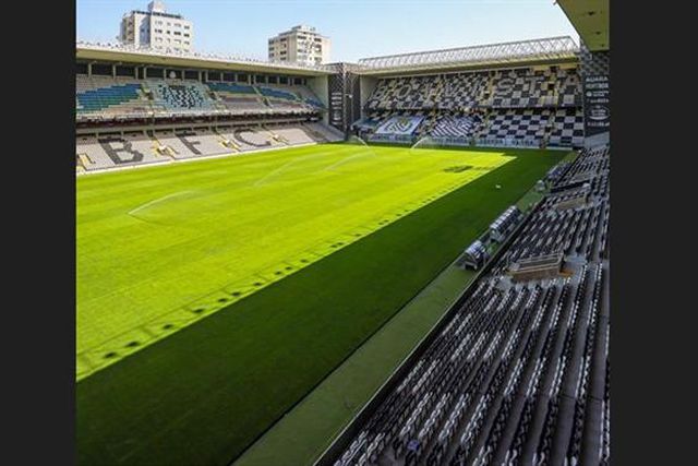 A postos para receber campeão com relvado que foi interdito... mas está bonito