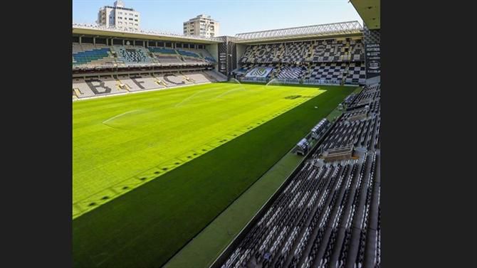 A postos para receber campeão com relvado que foi interdito... mas está bonito