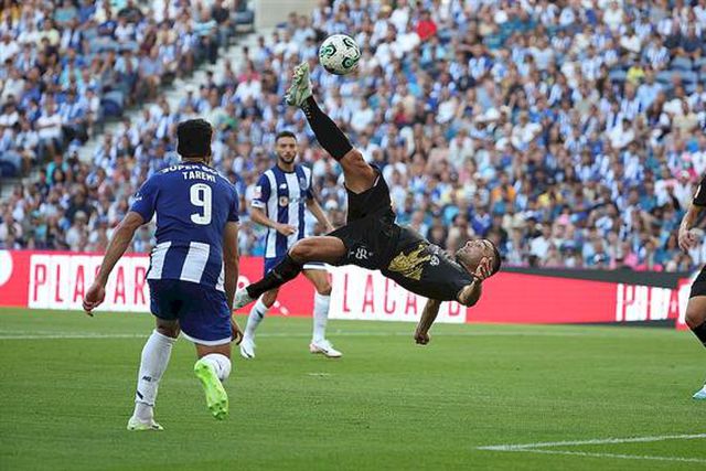 Espetacular pontapé de bicicleta leva bola à trave no Dragão! (veja o vídeo)