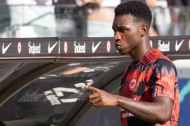 Buta ajuda Eintracht Frankfurt a conquistar um ponto em Mainz