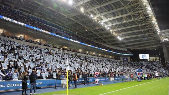 Mar azul faz lotação esgotada no Dragão