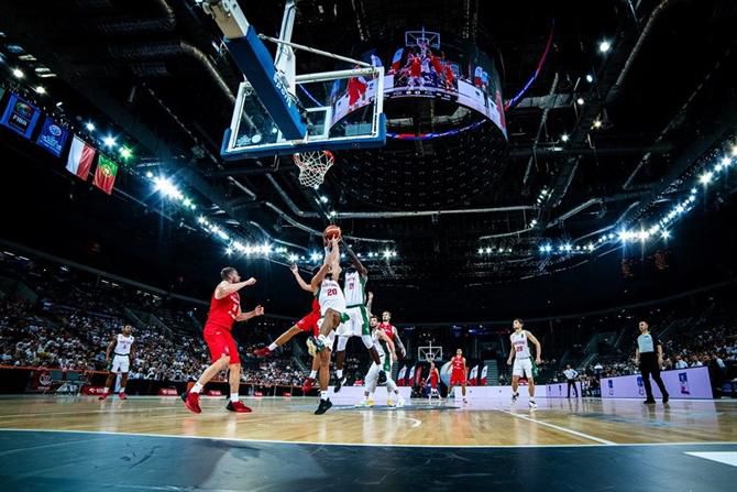 Portugal perde com Polónia e tem 40 minutos a torcer pela Hungria para sonhar com Paris