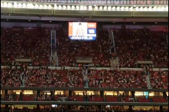 João Félix recebe vaia monumental dos adeptos