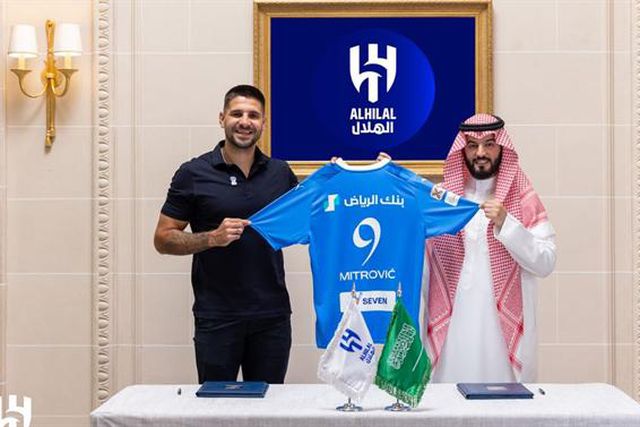 Oficial: Aleksandar Mitrovic vendido a Jesus por valor recorde