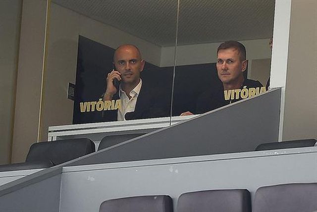 Paulo Turra assina por dois anos e assiste ao jogo com o Gil Vicente