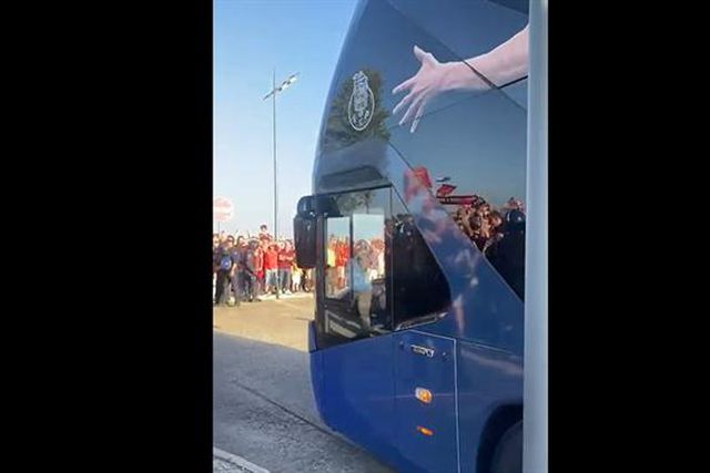 Gritou-se Benfica na chegada do autocarro do FC Porto (vídeo)