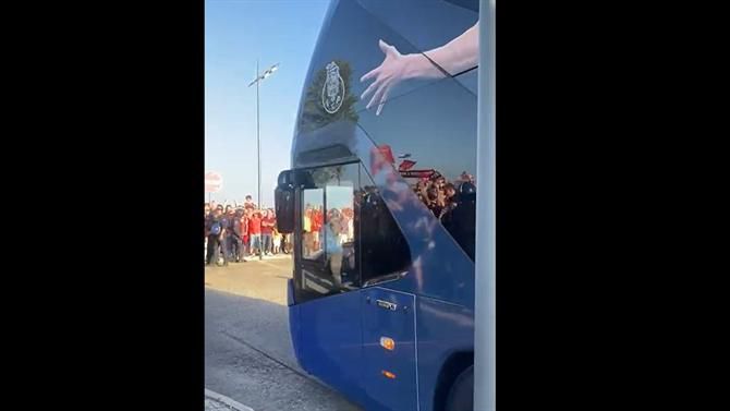 Gritou-se Benfica na chegada do autocarro do FC Porto (vídeo)
