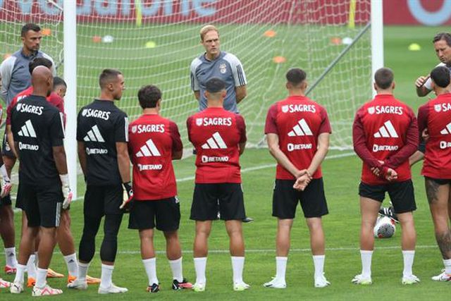 Treino das águias em Aveiro começou com... conversa