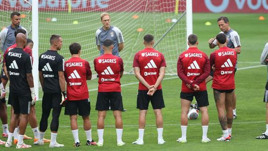 Treino das águias em Aveiro começou com... conversa