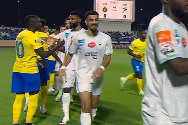 Sadio Mané baralhado ao ver 'colega' na equipa adversária (vídeo)