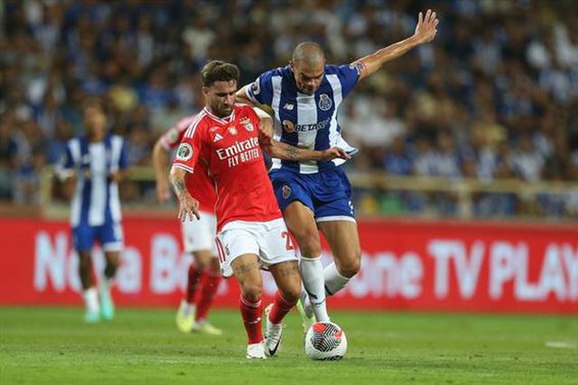 Pepe expulso após intervenção do VAR e falha Moreirense
