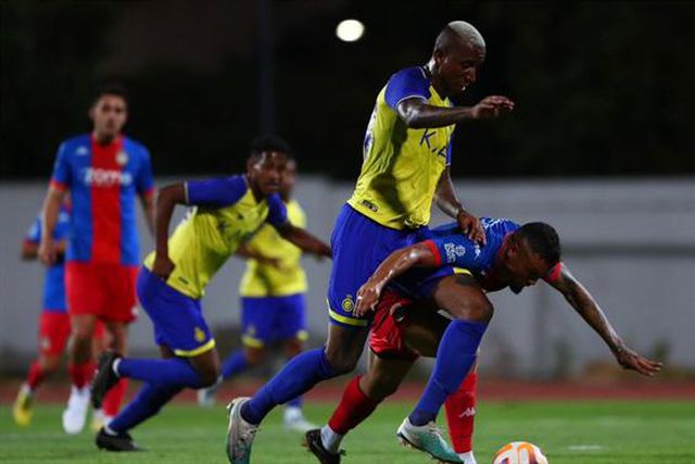 Tensão no balneário: Luís Castro deixa Talisca fora da Champions asiática!