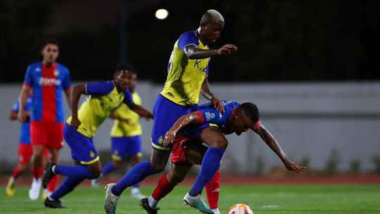 Tensão no balneário: Luís Castro deixa Talisca fora da Champions asiática!