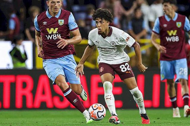 Adepto banido por atirar isqueiro contra jogador do Manchester City