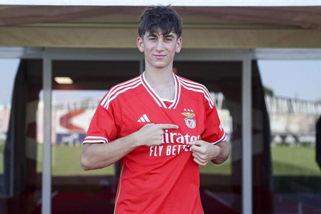 Extremo de 16 anos assina contrato profissional