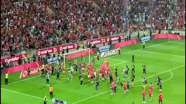 O momento em que os jogadores do Benfica 'partilham' a Supertaça com os adeptos