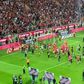 O momento em que os jogadores do Benfica 'partilham' a Supertaça com os adeptos