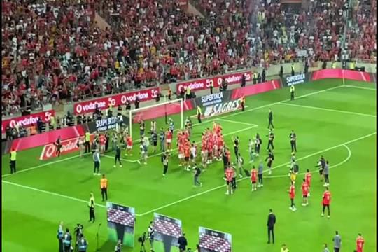 O momento em que os jogadores do Benfica 'partilham' a Supertaça com os adeptos