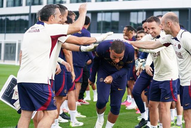 Mbappé está de volta: a praxe e dois espectadores especiais (fotos)