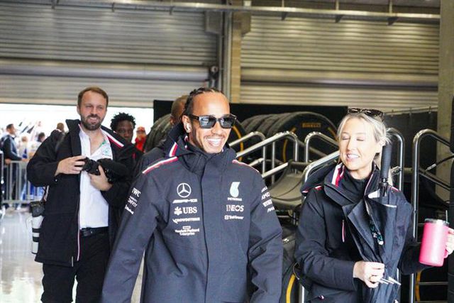 Lewis Hamilton lamenta que só haja homens na F1