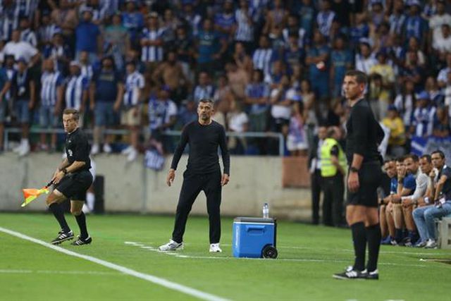 O momento em que Sérgio Conceição se recusou a acatar ordem de expulsão (vídeos)