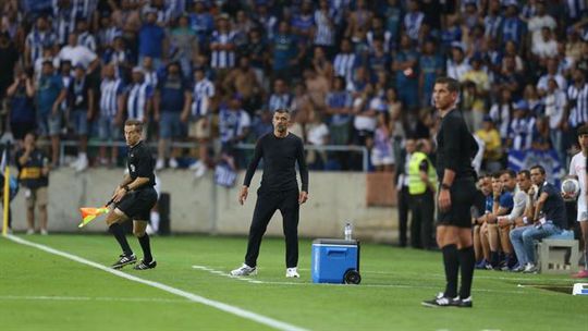 O momento em que Sérgio Conceição se recusou a acatar ordem de expulsão (vídeos)