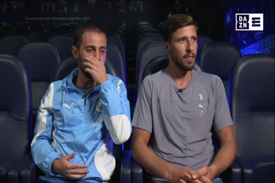 Bernardo Silva explica o novo 'look' em entrevista conjunta com Rúben Dias à DAZN