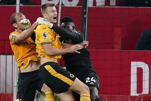 Árbitros que não assinalaram este penálti para os Wolves foram afastados da próxima jornada (vídeo)