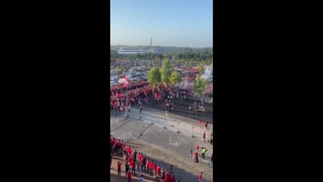 Ambiente de euforia na chegada do autocarro do Benfica - parte 1