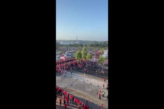 Ambiente de euforia na chegada do autocarro do Benfica - parte 1