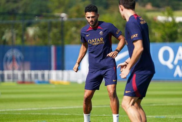 Chegar, ser apresentado e treinar (fotos)