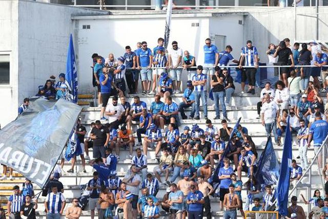 Petardo atingiu crianças e dois adeptos foram detidos