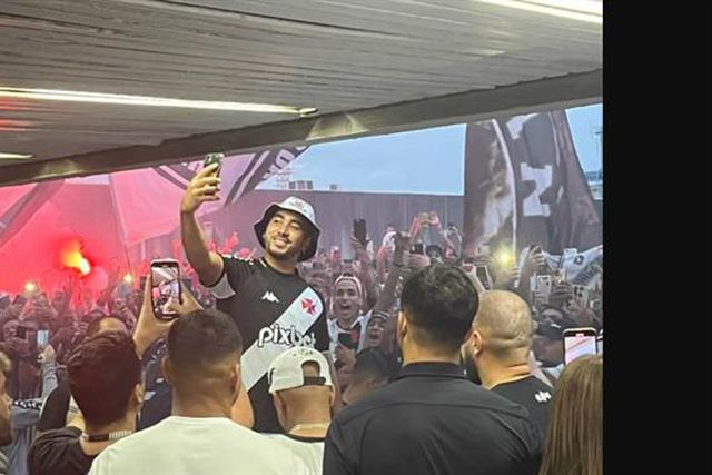 Adeptos fazem festa no aeroporto por Payet