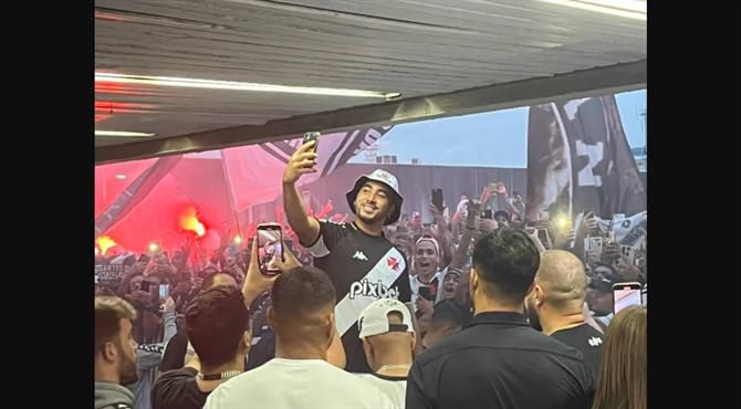 Adeptos fazem festa no aeroporto por Payet