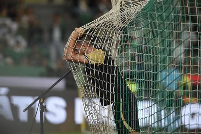 Luiz Júnior nega golo a Paulinho (vídeo)