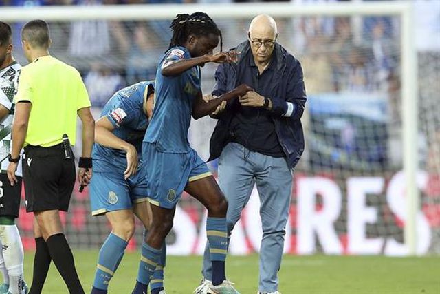 Dragões revelam lesão de Romário Baró