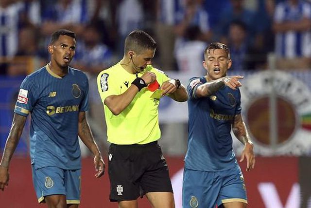 FC Porto acaba com 10 por expulsão de Wendell (vídeo)