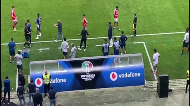 Sérgio Conceição foi expulso por Luís Godinho mas recusou abandonar o banco e até Marcano teve de intervir