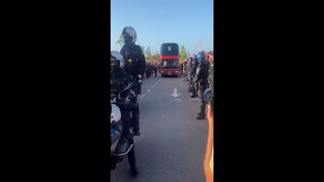Ambiente de euforia na chegada do autocarro do Benfica - parte 2