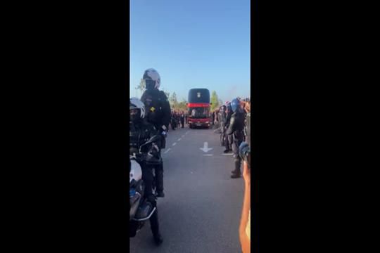 Ambiente de euforia na chegada do autocarro do Benfica - parte 2