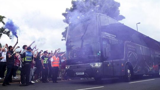 Autocarro do Aston Villa atacado por adeptos do Burnley (vídeo)