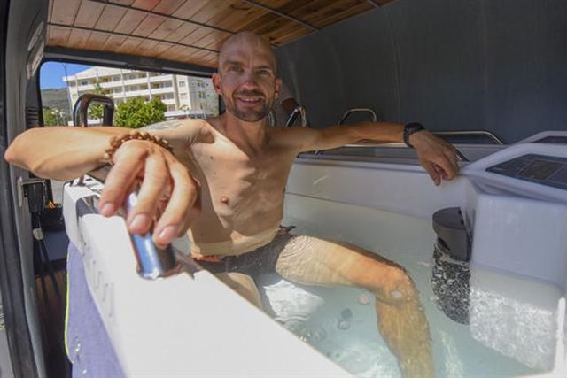 Henrique Casimiro candidato a banho em 300 litros de… champanhe