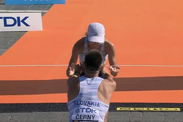 Insólito: Pedido de casamento depois de 35km a marchar (vídeo)