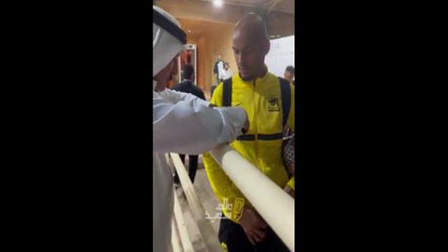 Fabinho em choque na zona mista ao receber… um relógio