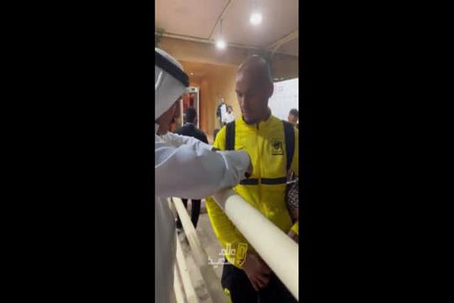 Fabinho em choque na zona mista ao receber… um relógio