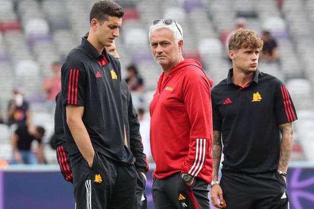 Roma perdeu e capitão admitiu sentir falta de Mourinho no banco