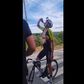 Ciclista bebe 'mini' em plena etapa da Volta